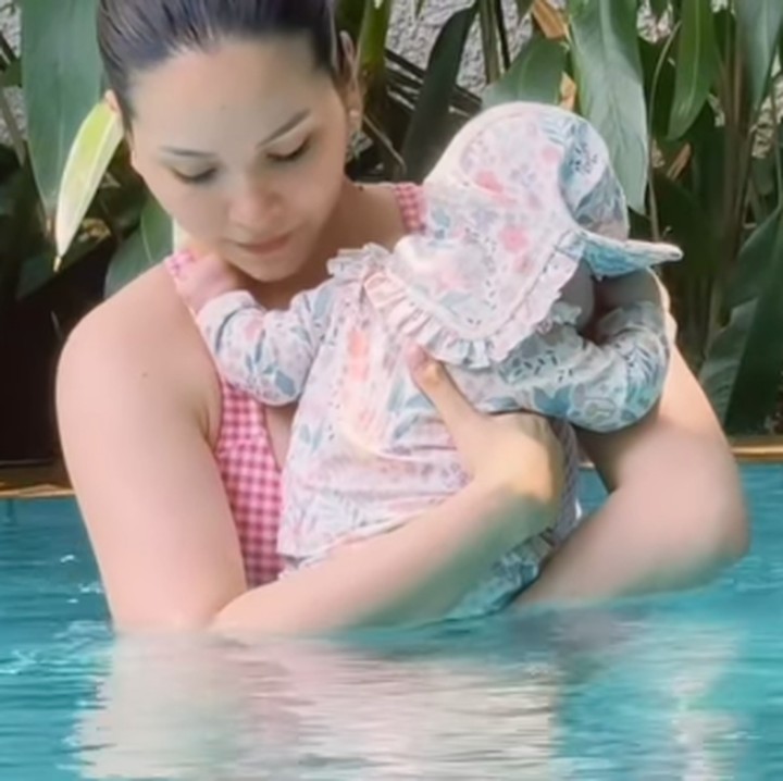 <p>Melalui unggahan di Instagram, Alyssa membagikan momen saat berenang dengan sang putri. Perempuan 28 tahun ini tampak menggendong putrinya selama aktivitas berenang. Alyssa terlihat sangat hati-hati saat mengenalkan air kolam renang ke anaknya. (Foto: Instagram @maiaestiantyreal)</p>