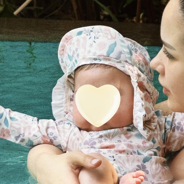 <p>Anak Alyssa Daguise dan Al Ghazali, Soleil Zephora Ghazali, sudah memasuki usia 3 bulan. Di usia yang masih bayi, Soleil sudah diajak melakukan aktivitas untuk mendukung tumbuh kembangnya. Baru-baru ini, Alyssa mengajak sang putri berenang bersama untuk pertama kalinya, Bunda. (Foto: Instagram @maiaestiantyreal)</p>