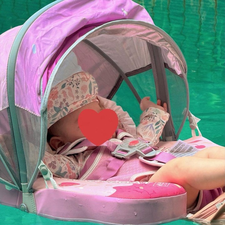<p>Potret Soleil berenang juga dibagikan oleh sang nenek, Maia Estianty. Maia menunjukkan cucunya saat bersantai di pelampung bayi berwarna merah muda yang dilengkapi kanopi pelindung matahari. (Foto: Instagram @maiaestiantyreal)</p>