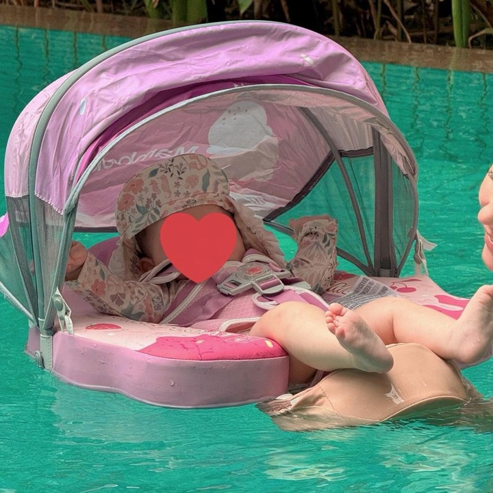 <p>Maia mengaku gemas dengan cucunya saat mencoba aktivitas berenang untuk pertama kalinya. "Dikirimin @alghazali7 foto Baby Soleil udah berenang-renang cantik sama Mama @alyssadaguise. Gemes banget siiiihhhh&hellip;.<em>the best</em> Mama sih Alyssa," ungkap Maia. (Foto: Instagram @maiaestiantyreal)</p>
