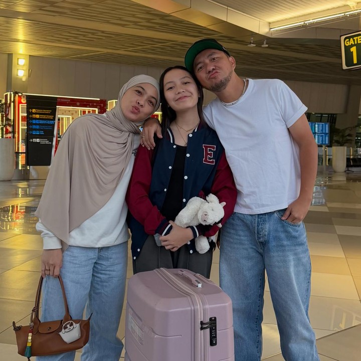 <p>Ia dan istri mengaku tak bisa menyembunyikan perasaan bangganya terhadap sang putri yang akrab disapa Embun. &ldquo;Berangkat dari Subuh buat nganterin anaknya mau lomba debat internasional di Bangkok, Abi Umi-nya masih haru ini sambil ngetik dengan rasa bangga,&rdquo; tulis Omesh, dikutip dari laman Instagram <em>@omeshomesh,</em> Jumat (28/8/2026).&nbsp;(Foto: Instagram @omeshomesh)</p>