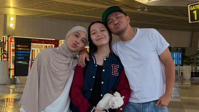 Potret Omesh dan Dian Ayu Bangga Putri Sulungnya Ikut Lomba Debat di Bangkok
