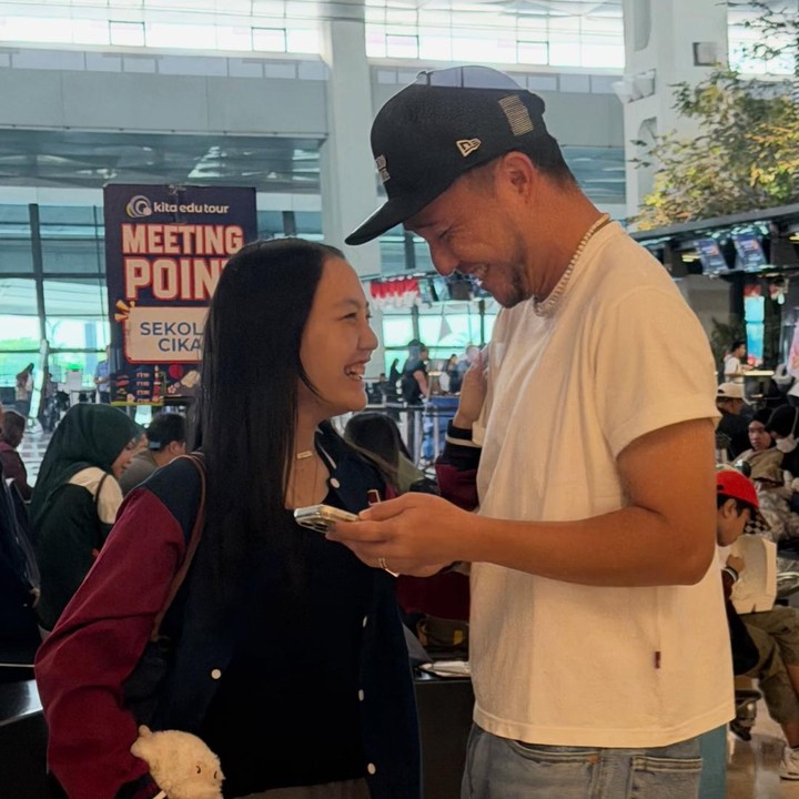 <p>Tentu saja <em>postingan</em> tersebut menuai perhatian netizen yang turut memberikan semangat dan doa untuk Embun. &ldquo;Masya Allahhhh.. ga kerasa yaaaa.. kk embun semangaatttt, apapun hasilnya kk embun selalu menjadi juara insya Allah,&rdquo; tulis akun <em>@dede.****.</em> &ldquo;Bismillah semangat embun.semoga lancar dan sukses selalu,&rdquo; tulis akun <em>@panir****.&nbsp;</em>(Foto: Instagram @omeshomesh)</p>