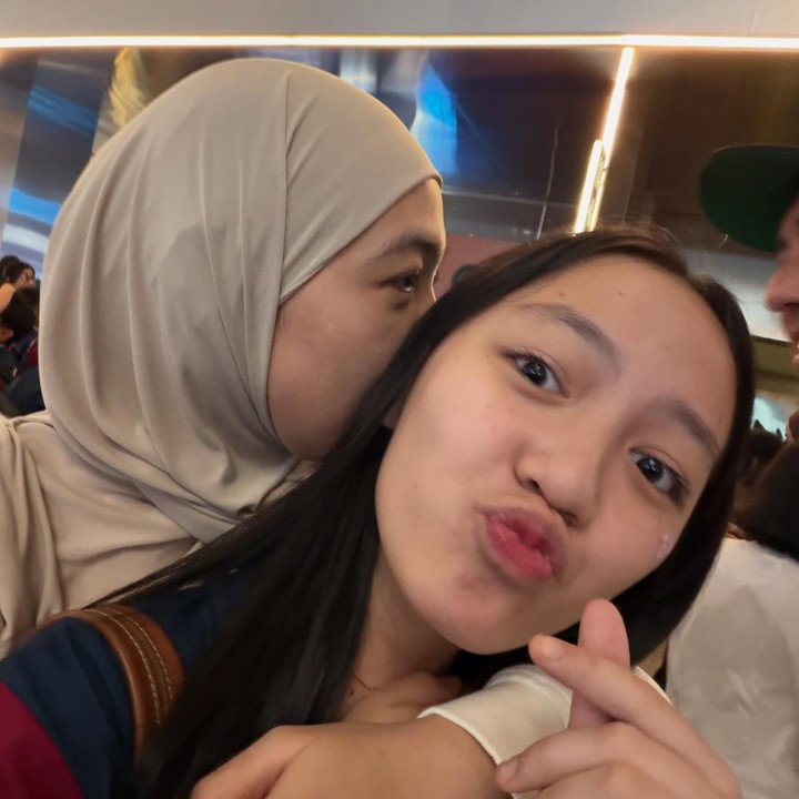 <p>Kabar tersebut dibagikan langsung oleh orang tuanya melalui <em>postingan</em> terbaru di akun Instagram pribadi. Dalam unggahan tersebut, Omesh memperlihatkan momen saat mengantar sang putri ke bandara.&nbsp;(Foto: Instagram @omeshomesh)</p>