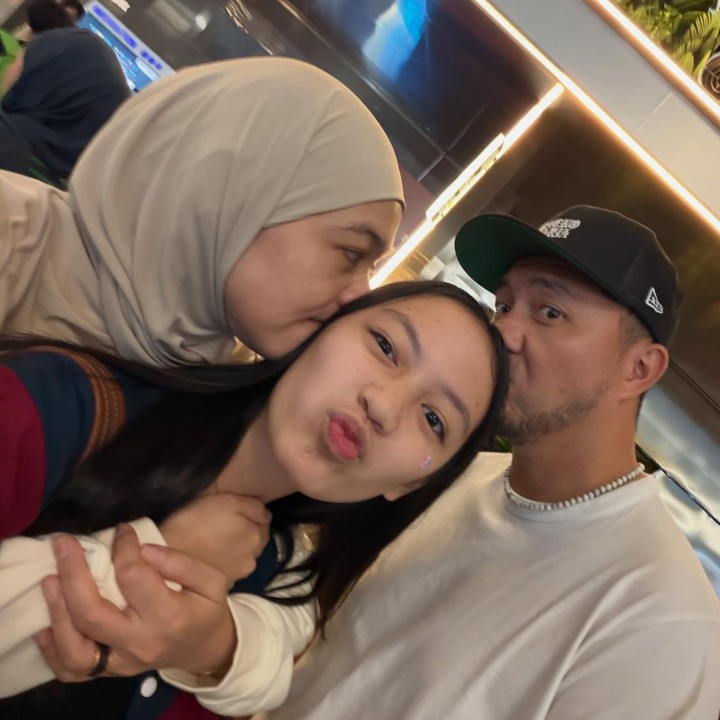 <p>Kehidupan anak artis Tanah Air tak pernah lepas dari sorotan. Begitu juga dengan putri sulung Ananda Omesh dan Dian Ayu Lestari, Btari Embun Anandayu, yang ikut lomba debat di Bangkok. (Foto: Instagram @omeshomesh)</p>