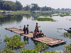 Saat Anak-anak SD Bertaruh Nyawa di Atas Rakit Bambu Lintasi Saguling