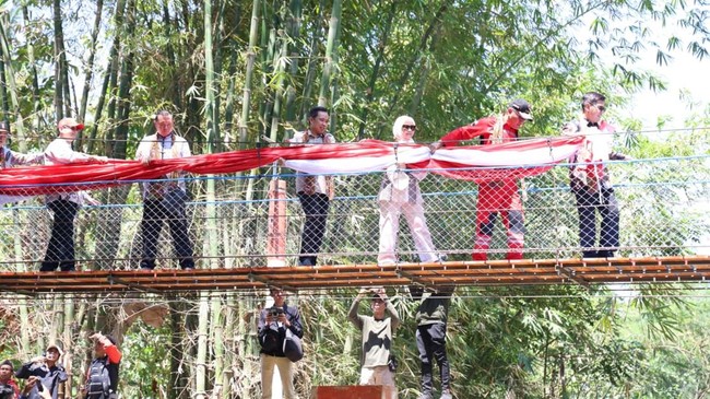 Bupati Jember saat peresmian dua jembatan gantung yang berlokasi di Desa Sukowiryo, Kecamatan Jelbuk, dan Desa Kemuning Lor, Kecamatan Panti, pada Jumat (28/8/2026).