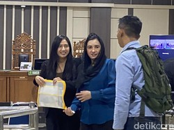 Kompaknya Suami dan Anak Lindungi Fadia Arafiq di Sidang Tipikor