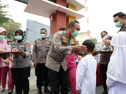 Cegah ISPA akibat Karhutla, Kapolda Sumsel Bagikan Ribuan Masker