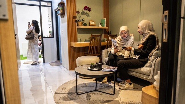 Pengunjung mencari informasi rumah dalam gelaran Danantara Housing Expo 2026 di NICE PIK 2, Tangerang, Banten, Jumat (28/8/2026). Pameran tersebut menawarkan lebih dari 120 ribu unit hunian berupa rumah tapak dan apartemen dari 130 pengembang swasta