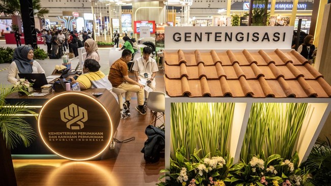 Pengunjung mencari informasi rumah dalam gelaran Danantara Housing Expo 2026 di NICE PIK 2, Tangerang, Banten, Jumat (28/8/2026). Pameran tersebut menawarkan lebih dari 120 ribu unit hunian berupa rumah tapak dan apartemen dari 130 pengembang swasta