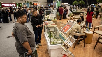 Pengunjung mencari informasi rumah dalam gelaran Danantara Housing Expo 2026 di NICE PIK 2, Tangerang, Banten, Jumat (28/8/2026). Pameran tersebut menawarkan lebih dari 120 ribu unit hunian berupa rumah tapak dan apartemen dari 130 pengembang swasta