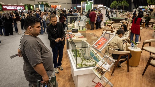 Pengunjung mencari informasi rumah dalam gelaran Danantara Housing Expo 2026 di NICE PIK 2, Tangerang, Banten, Jumat (28/8/2026). Pameran tersebut menawarkan lebih dari 120 ribu unit hunian berupa rumah tapak dan apartemen dari 130 pengembang swasta