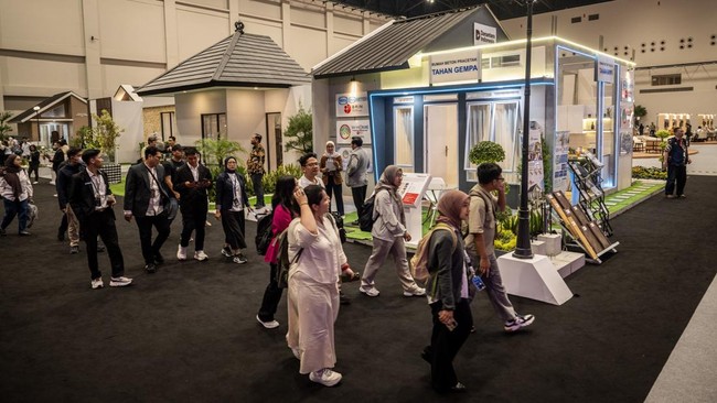 Pengunjung mengamati isi hunian yang dipamerkan dalam gelaran Danantara Housing Expo 2026 di NICE PIK 2, Tangerang, Banten, Jumat (28/8/2026). Pameran tersebut menawarkan lebih dari 120 ribu unit hunian berupa rumah tapak dan apartemen dari 130 penge