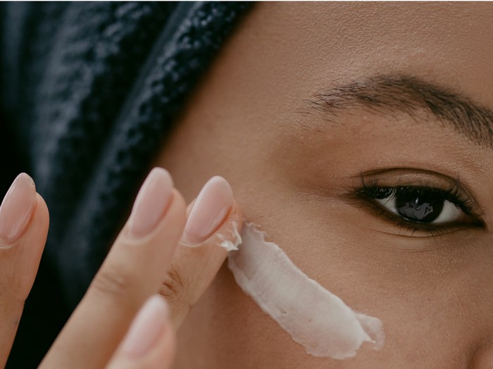 Gunakan sunscreen untuk melindungi kulit dari polusi/Foto: pexels.com/cottonbro studio