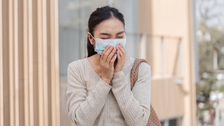 Ilustrasi perempuan pakai masker