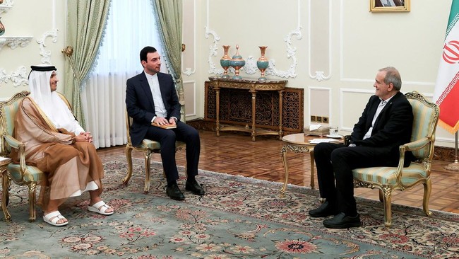 PM Qatar Sheikh Mohammed bin Abdulrahman Al Thani bertemu dengan Presiden Iran Masoud Pezeshkian di tengah perang antara Amerika Serikat vs Iran.