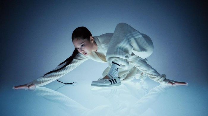 JENNIE x adidas Superstar Square Ballet, Sneaker Ikonis Berubah jadi Ballet Flats yang Chic