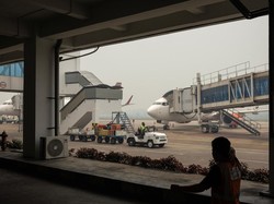 Kacaunya Bandara Supadio gegara Kabut Asap Karhutla, Penumpang Murka