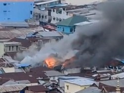 Kebakaran Landa Permukiman di Ambon, 50 Kamar Kos Hangus