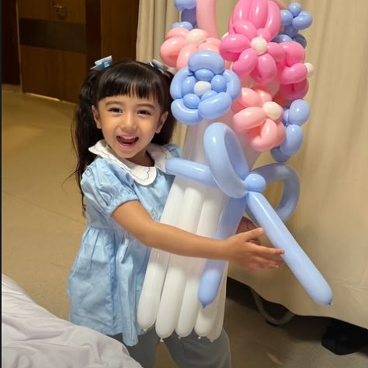 <p>Kehadiran adik baru rupanya tak ingin dilewatkan oleh putri sulung, Nadlyne Aurora Shezanameera Dreyanda atau Eyin. Ia bahkan memberikan bunga spesial yang dibentuk dari balon."Dapat bunga dari kakak Eyin," tulis Nanda. (Foto: Instagram @nandaarsynt).</p>