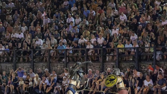 Members of the Spectacula Gladiatoria fighting club perform in the Roman amphitheater in Pula, Croatia, August 27, 2026. REUTERS/Antonio Bronic