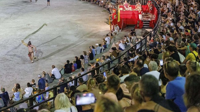 Members of the Spectacula Gladiatoria fighting club perform in the Roman amphitheater in Pula, Croatia, August 27, 2026. REUTERS/Antonio Bronic
