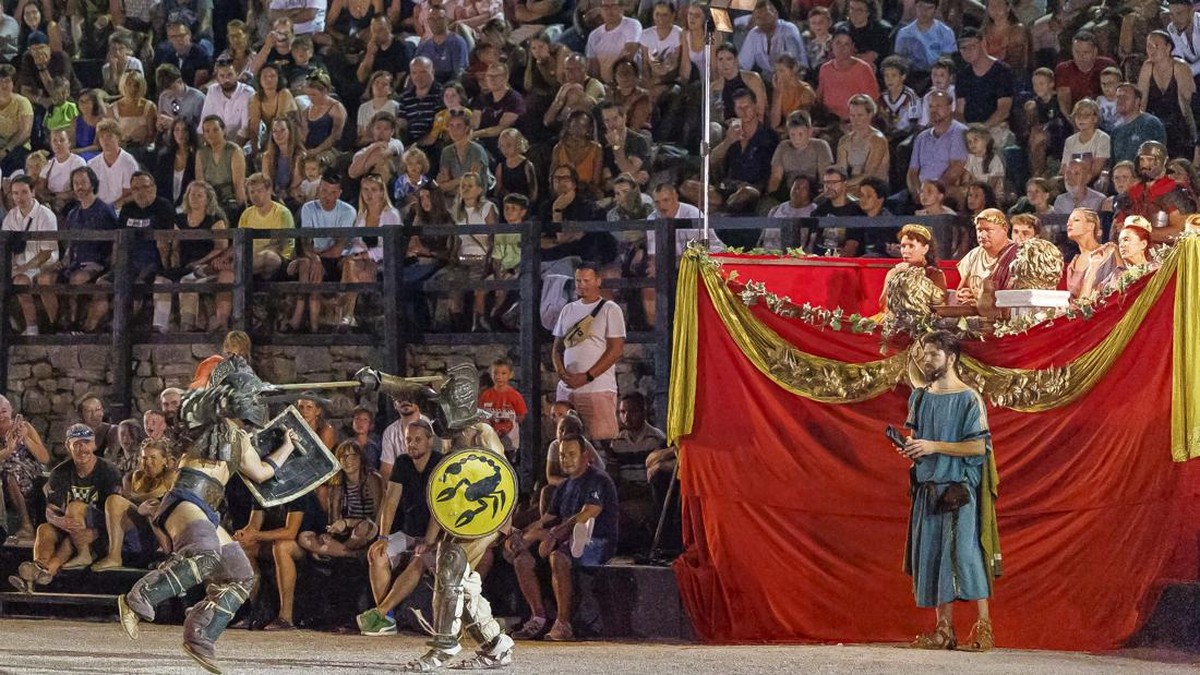 Members of the Spectacula Gladiatoria fighting club perform in the Roman amphitheater in Pula, Croatia, August 27, 2026. REUTERS/Antonio Bronic