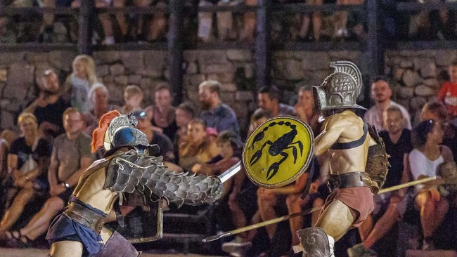 Members of the Spectacula Gladiatoria fighting club perform in the Roman amphitheater in Pula, Croatia, August 27, 2026. REUTERS/Antonio Bronic