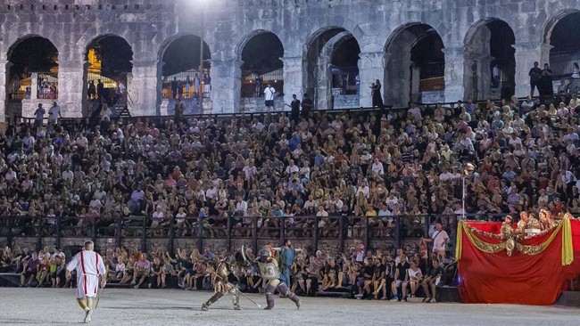 Members of the Spectacula Gladiatoria fighting club perform in the Roman amphitheater in Pula, Croatia, August 27, 2026. REUTERS/Antonio Bronic