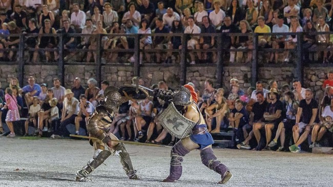 Members of the Spectacula Gladiatoria fighting club perform in the Roman amphitheater in Pula, Croatia, August 27, 2026. REUTERS/Antonio Bronic