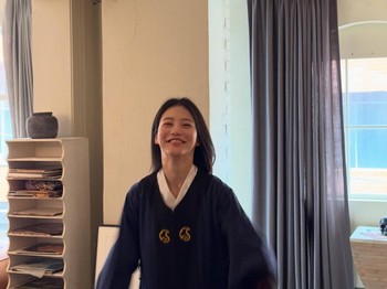 Kini, bintang Doctor on the Edge tersebut sudah bisa bernapas lega dan fokus kariernya sebagai aktris tanpa bayang-bayang &lsquo;war&rsquo; KRS-an lagi./ Foto: instagram.com/__shinyeeun