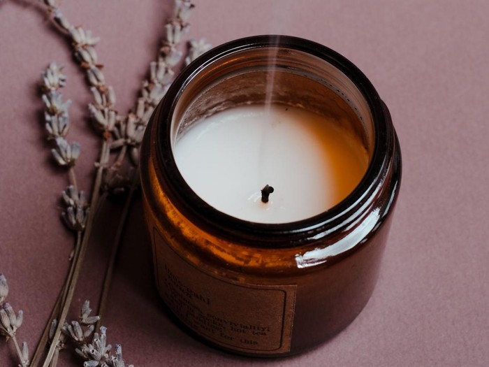 Scented candle lavender yang menenangkan