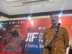 Luhut Ungkap Data Bansos Salah Sasaran: Dulu 77,6%, Kini di Bawah 5%