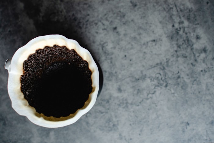 Jangan langsung buru-buru dibuang, ampas kopi punya banyak manfaat yang sayang untuk dilewatkan, salah satunya untuk kesehatan rambut. Mulai dari mendukung pertumbuhan rambut, menutupi uban, hingga mengangkat sel kulit mati.