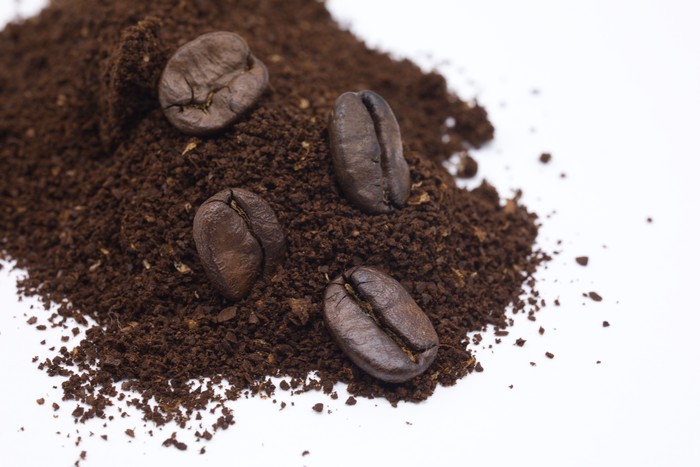 Jangan langsung buru-buru dibuang, ampas kopi punya banyak manfaat yang sayang untuk dilewatkan, salah satunya untuk kesehatan rambut. Mulai dari mendukung pertumbuhan rambut, menutupi uban, hingga mengangkat sel kulit mati.