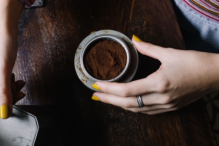 Jangan langsung buru-buru dibuang, ampas kopi punya banyak manfaat yang sayang untuk dilewatkan, salah satunya untuk kesehatan rambut. Mulai dari mendukung pertumbuhan rambut, menutupi uban, hingga mengangkat sel kulit mati.