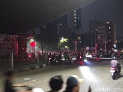 Massa Masih Berkumpul di Flyover Slipi Dini Hari Ini