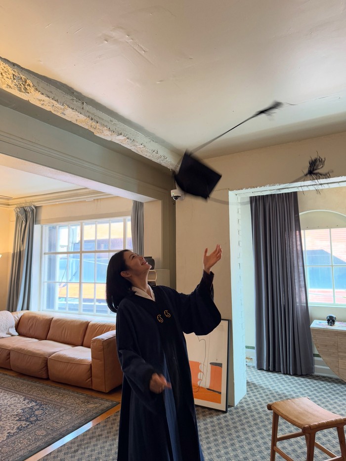 Meski absen dari acara wisuda karena bentrok jadwal syuting, Shin Ye Eun tak melupakan ritual melempar toga dan memperlihatkan senyuman cerianya./ Foto: instagram.com/__shinyeeun