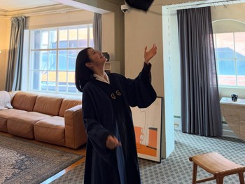 Meski absen dari acara wisuda karena bentrok jadwal syuting, Shin Ye Eun tak melupakan ritual melempar toga dan memperlihatkan senyuman cerianya./ Foto: instagram.com/__shinyeeun