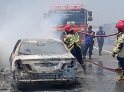 Mobil Terbakar di Tol MBZ, Sopir dan Penumpang Selamatkan Diri