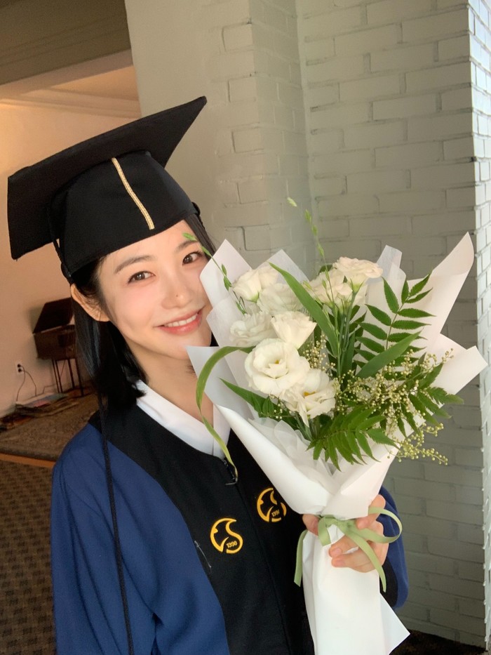 Momen kelulusannya sontak dibanjiri ucapan selamat dari teman hingga penggemarnya, yang turut merasakan kebahagiaan Shin Ye Eun. Well, selamat ya, Shin Ye Eun!/ Foto: instagram.com/__shinyeeun