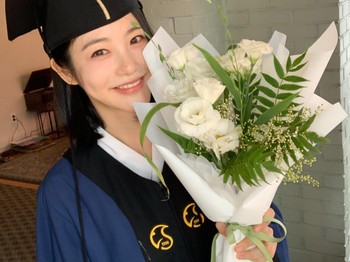 Momen kelulusannya sontak dibanjiri ucapan selamat dari teman hingga penggemarnya, yang turut merasakan kebahagiaan Shin Ye Eun. Well, selamat ya, Shin Ye Eun!/ Foto: instagram.com/__shinyeeun