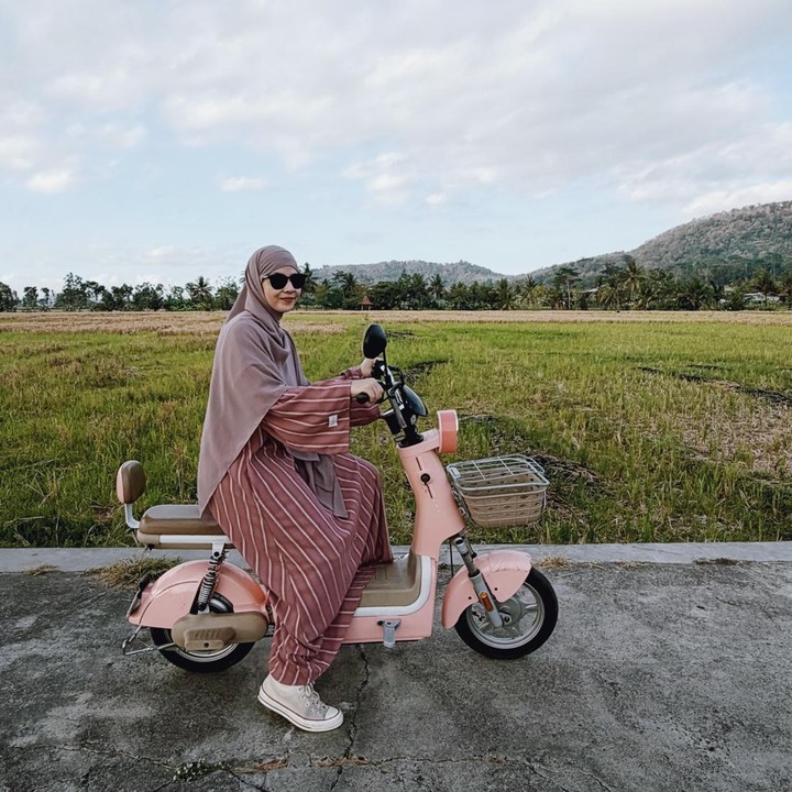 <p>Di momen liburan ini, Natasha Rizki juga sempat menikmati pemandangan sawah dan perbukitan dengan mengendarai motor listrik, Bunda. Natasha Rizki tampaknya ingin mencoba banyak hal yang baru di&nbsp;liburannya kali ini. (Foto: Instagram @natasharizkynew)</p>