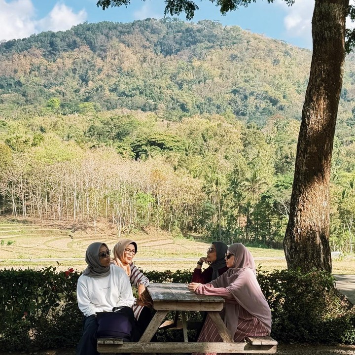 <p>Natasha Rizki baru-baru ini menghabiskan waktu bersama keluarganya di Yogyakarya. Bunda tiga anak ini menikmati waktu liburan bersama keluarga dengan mengunjungi tempat-tempat indah selama berada di Kota Pelajar. (Foto: Instagram @natasharizkynew)</p>