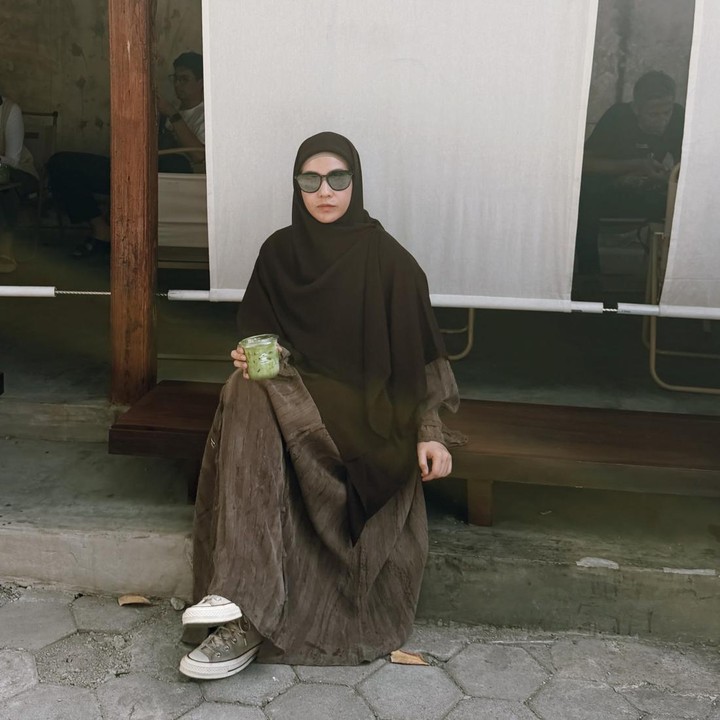 <p>Selain menghabiskan waktu untuk menikmati hamparan sawah, Natasha Rizki juga kulineran di Yogyakarta. Perempuan bernama lengkap Natasha Rizki Pradita ini pergi ke kedai Matcha untuk menikmati <em>matcha</em>. (Foto: Instagram @natasharizkynew)</p>