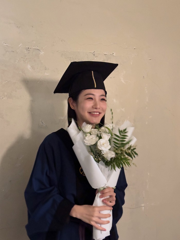 Pada Selasa, (25/8) lalu, Shin Ye Eun membagikan kabar gembira usai berhasil menuntaskan pendidikan sarjananya di Sungkyunkwan University, Beauties./ Foto: instagram.com/__shinyeeun