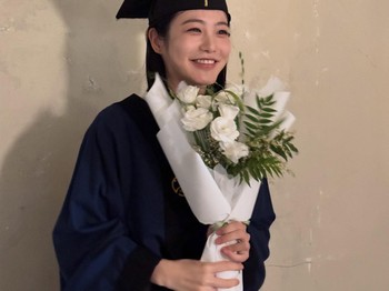 Pada Selasa, (25/8) lalu, Shin Ye Eun membagikan kabar gembira usai berhasil menuntaskan pendidikan sarjananya di Sungkyunkwan University, Beauties./ Foto: instagram.com/__shinyeeun