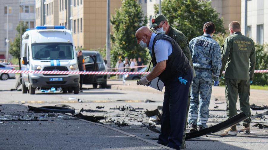 Para interogator ​​bekerja di letak ledakan mobil nan menewaskan seorang personil militer Rusia, di Saint Petersburg, Rusia, Kamis (27/8/2026). (REUTERS/Stringer)