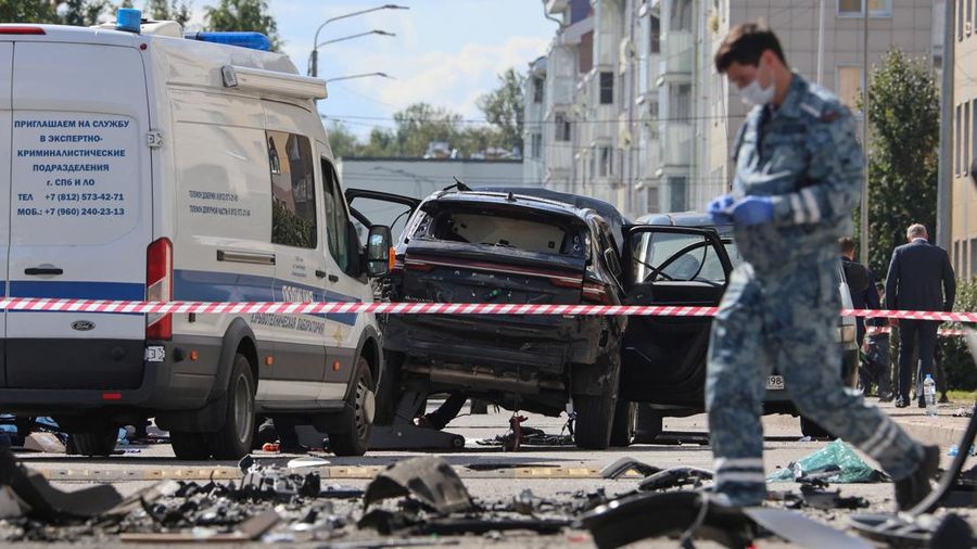 Para interogator ​​bekerja di letak ledakan mobil nan menewaskan seorang personil militer Rusia, di Saint Petersburg, Rusia, Kamis (27/8/2026). (REUTERS/Stringer)